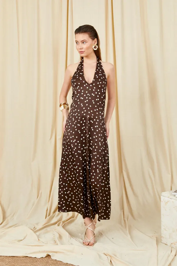 Robe longue en satin à pois et col halter pour femme, modèle 5703, couleur café.