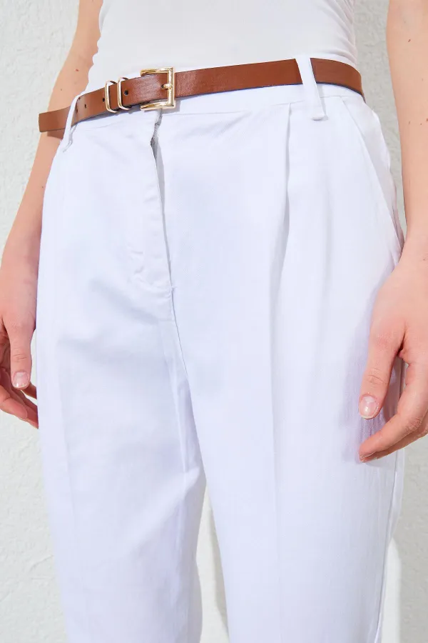 Kadın Beyaz Yan Cepli Havuç Paça Deri Kemerli Gabardin Pantolon