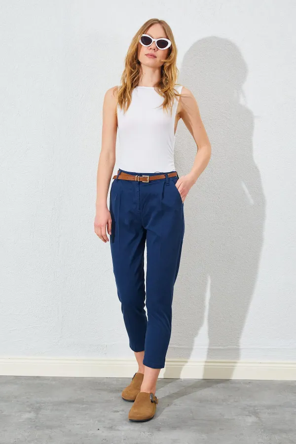 Kadın Lacivert Yan Cepli Havuç Paça Deri Kemerli Gabardin Pantolon