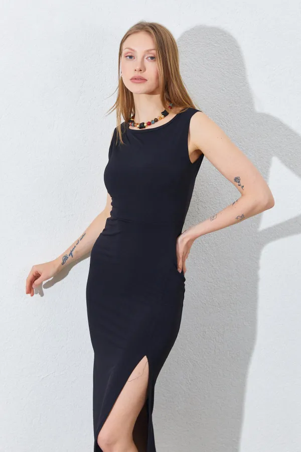 Kadın Siyah Ön Yırtmaçlı Arkası V Detaylı Askılı Elbise