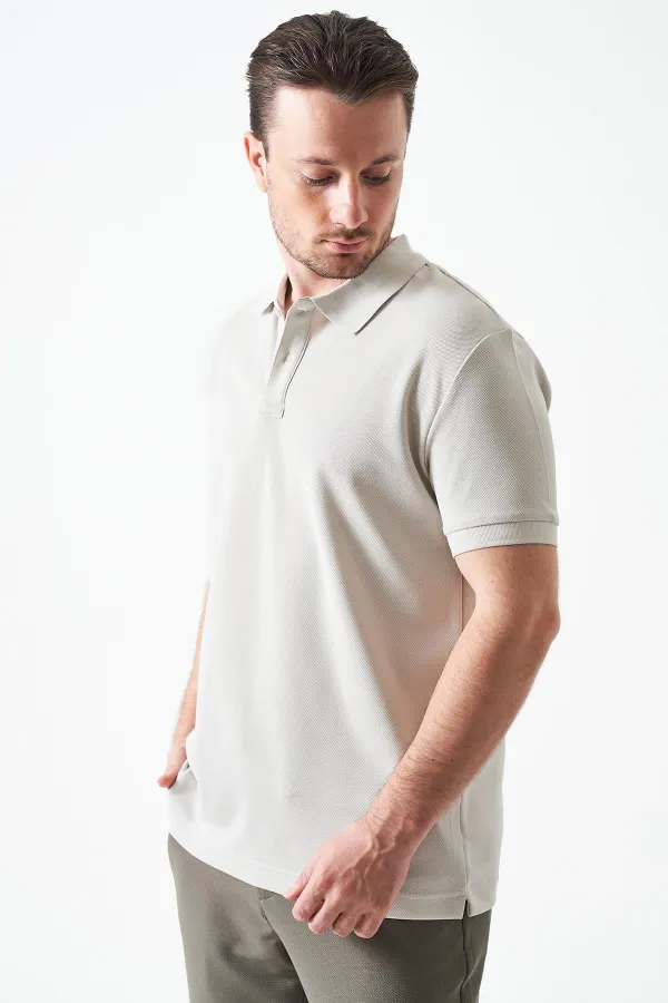 T-shirt à deux boutons pour homme, orné d'un col en pierre et d'une fente en forme de lune.