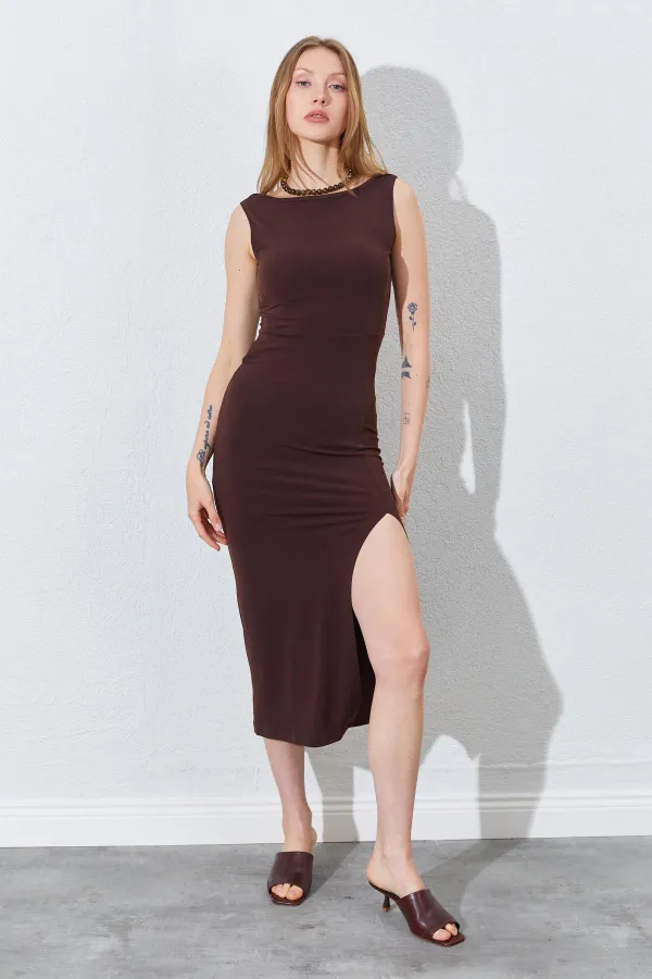 Kadın Kahve Ön Yırtmaçlı Arkası V Detaylı Askılı Elbise