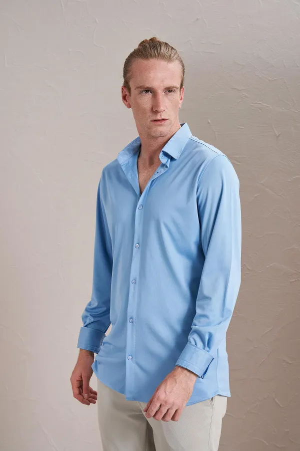 Chemise Kagi bleue à manches longues pour homme, coupe ajustée, en coton mercerisé.