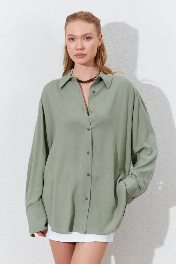 Chemise en lin kaki oversize pour femme