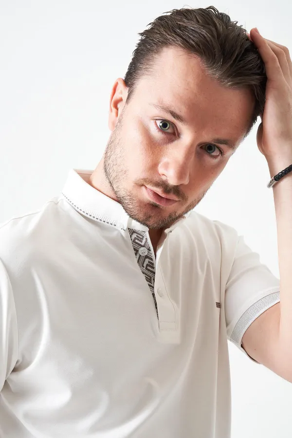 T-shirt blanc pour homme avec col boutonné et détails rayés