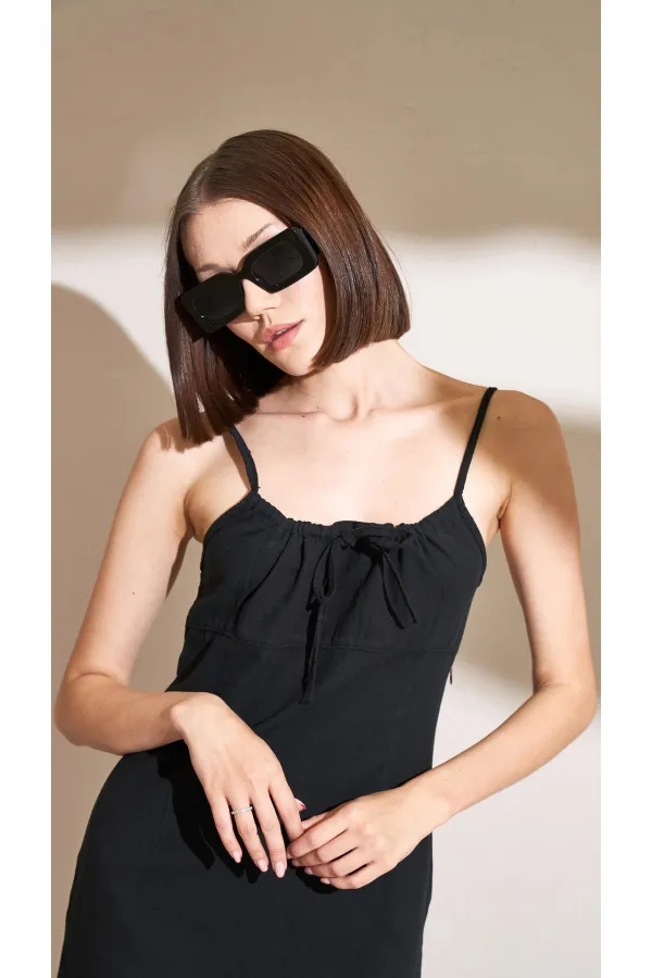 Kadın Siyah Önü Bağlamalı Yanı Yırtmaçlı İp Askılı Kısa Elbise