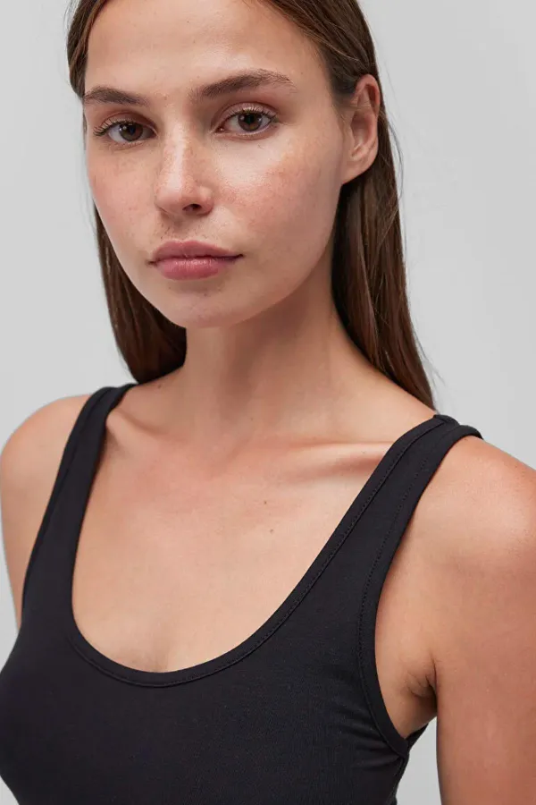 Kadın Siyah Kalın Askılı Ön Arka U Yaka Tişört