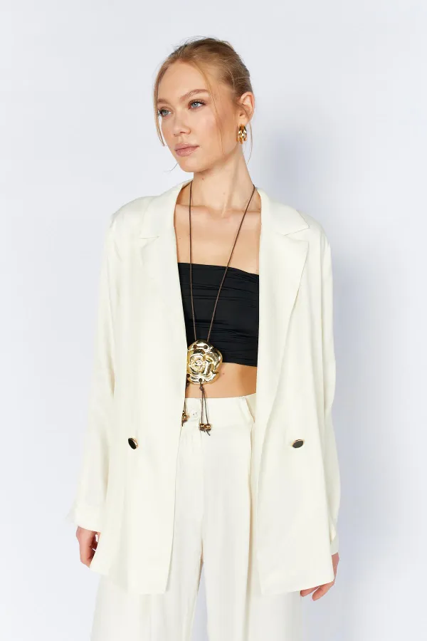 Veste en satin crème et or pour femme, à un seul bouton.