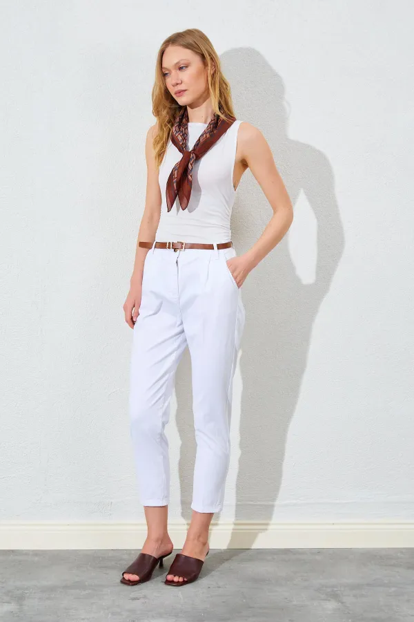Kadın Beyaz Yan Cepli Havuç Paça Deri Kemerli Gabardin Pantolon