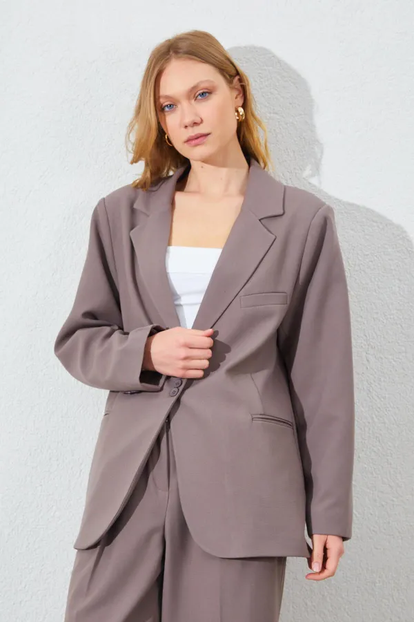 Blazer pour femme en vison à quatre boutons et poches passepoilées