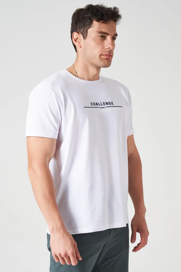 Erkek Beyaz Bisiklet Yaka Enjeksiyon Baskı Challenge Yazılı Tişört