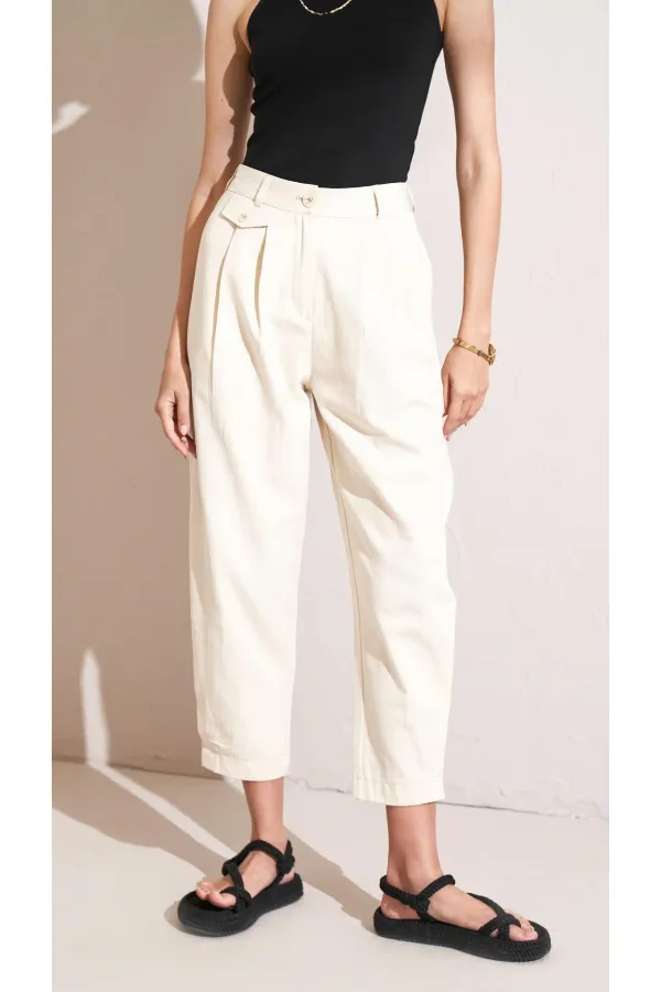 Kadın Naturel Paça Pileli Bel Cep Detaylı Balıksırtı Gabardin Pantolon