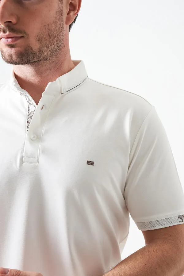 T-shirt blanc pour homme avec col boutonné et détails rayés
