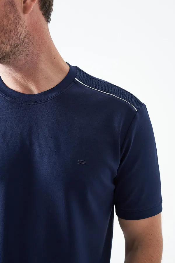 T-shirt bleu marine à col rond pour homme avec détail de large bande sur les épaules