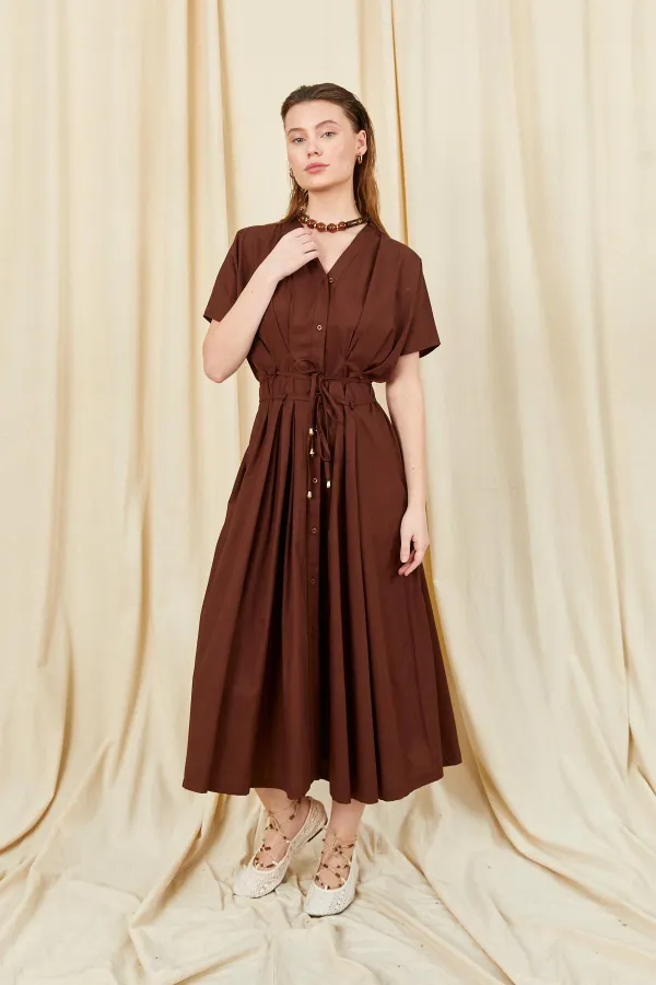 Robe en popeline à manches basses et détails plissés, boutonnée sur le devant, couleur café, modèle 199.