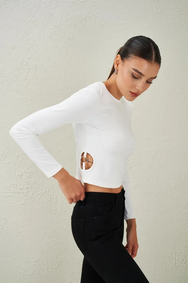 Blouse de plongée écrue à col rond pour femme avec détails d'anneaux latéraux