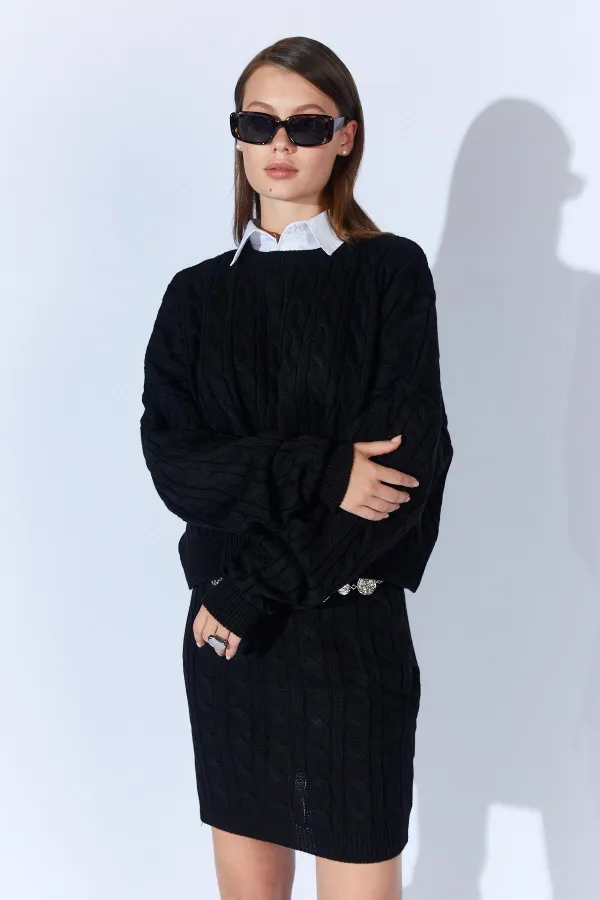 Kadın Siyah Saç Örgülü Etek Kazak Takım