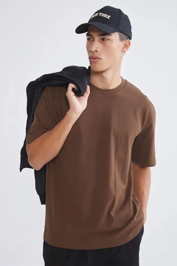 T-shirt basique en modal marron foncé à col rond pour homme