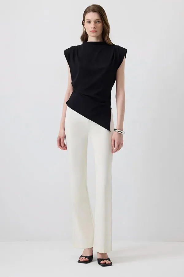 Kadın Siyah 7034 Omuzları Drapeli Vatkalı Asimetrik Bluz