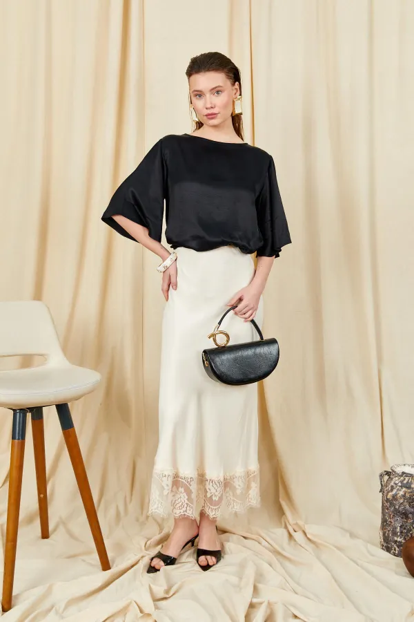 Jupe longue en satin blanc cassé pour femme, modèle 238, avec ourlet en dentelle