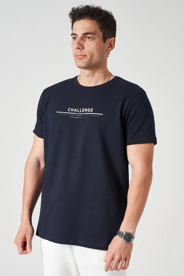 Erkek Lacivert Bisiklet Yaka Enjeksiyon Baskı Challenge Yazılı Tişört