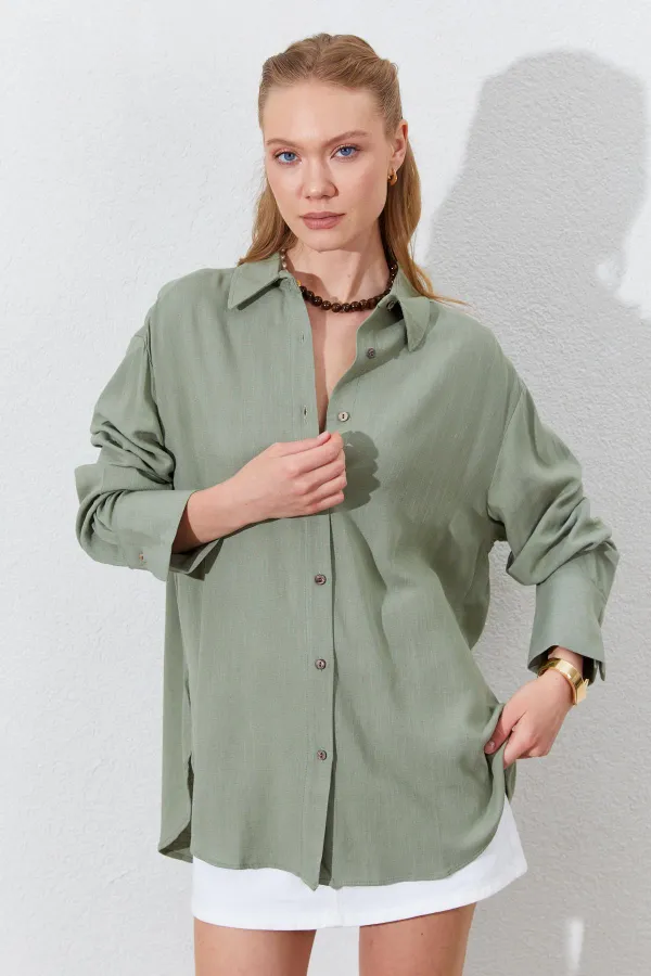 Chemise en lin kaki oversize pour femme