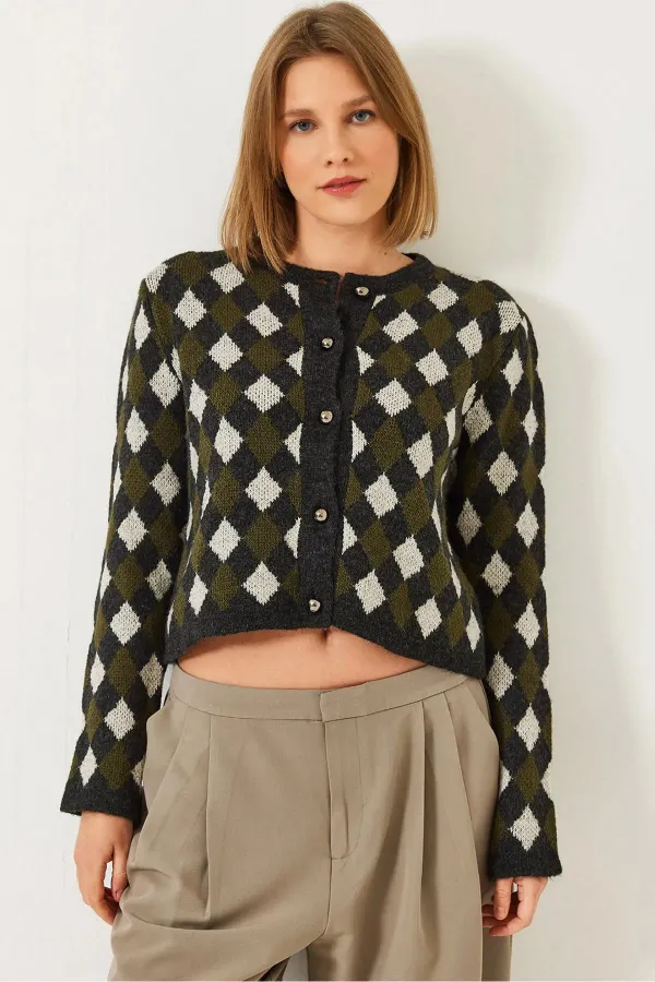 Kadın Koyu Antrasit-Krem Beş Düğmeli Baklava Desenli Sakallı Triko Hırka Kadın Koyu Antrasit-Krem Beş Düğmeli Baklava Desenli Sakallı Triko Hırka