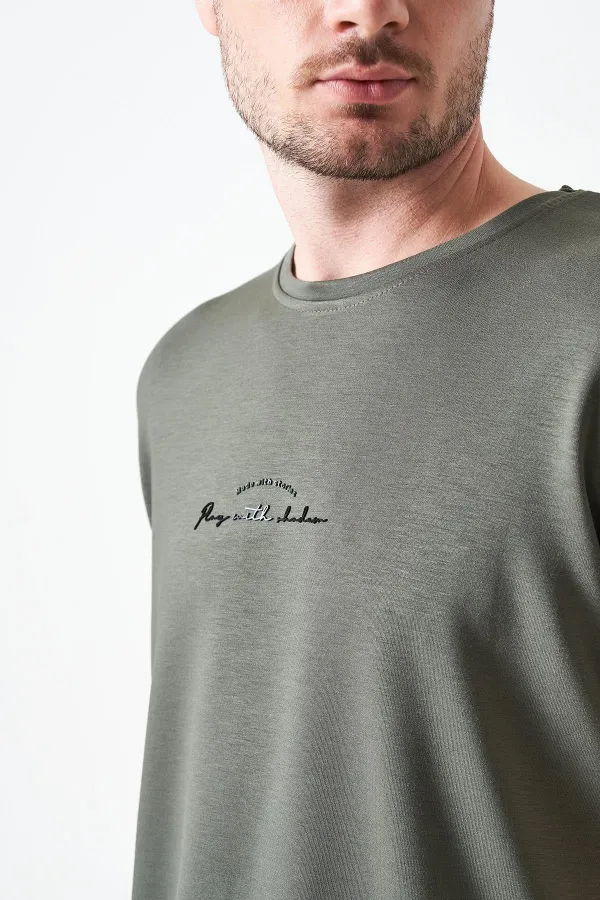 T-shirt kaki à col rond pour homme, fabriqué en modal imprimé