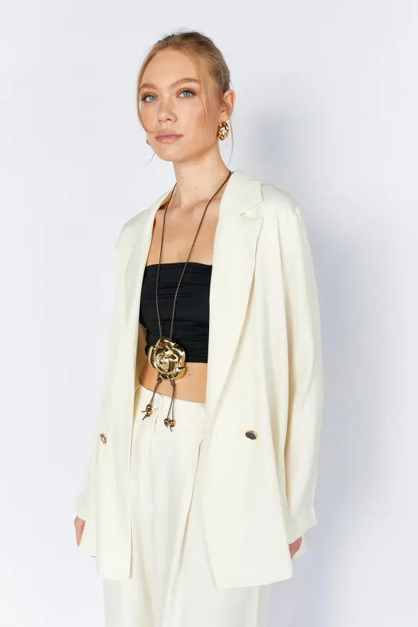 Veste en satin crème et or pour femme, à un seul bouton.