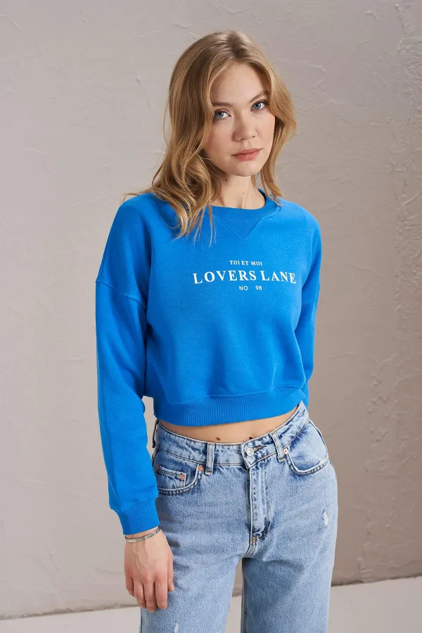 Women's Blue Crew Neck Lovers Lane Print Three-Thread Crop Sweatshirt