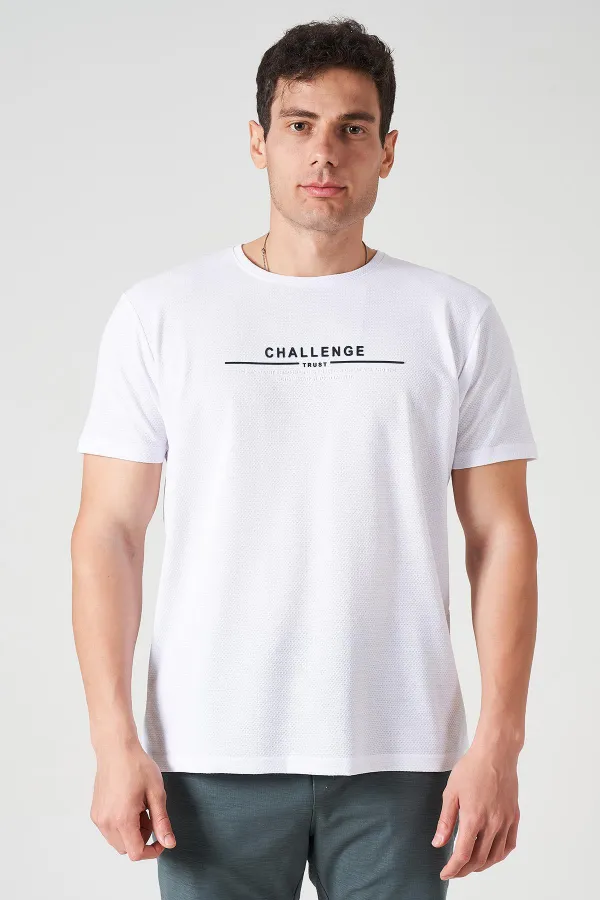 Erkek Beyaz Bisiklet Yaka Enjeksiyon Baskı Challenge Yazılı Tişört