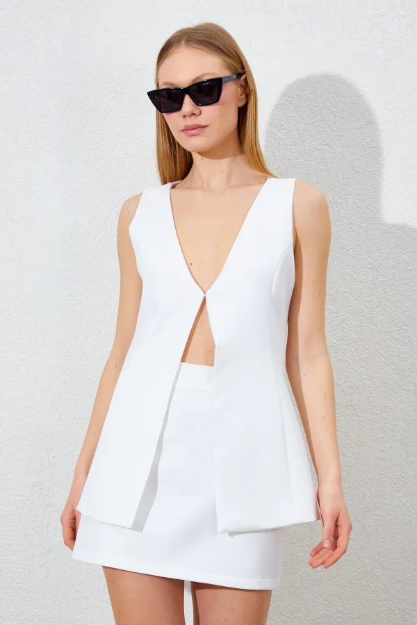 Kadın Beyaz Kopça Detaylı Yelekli Etek Kumaş Takım