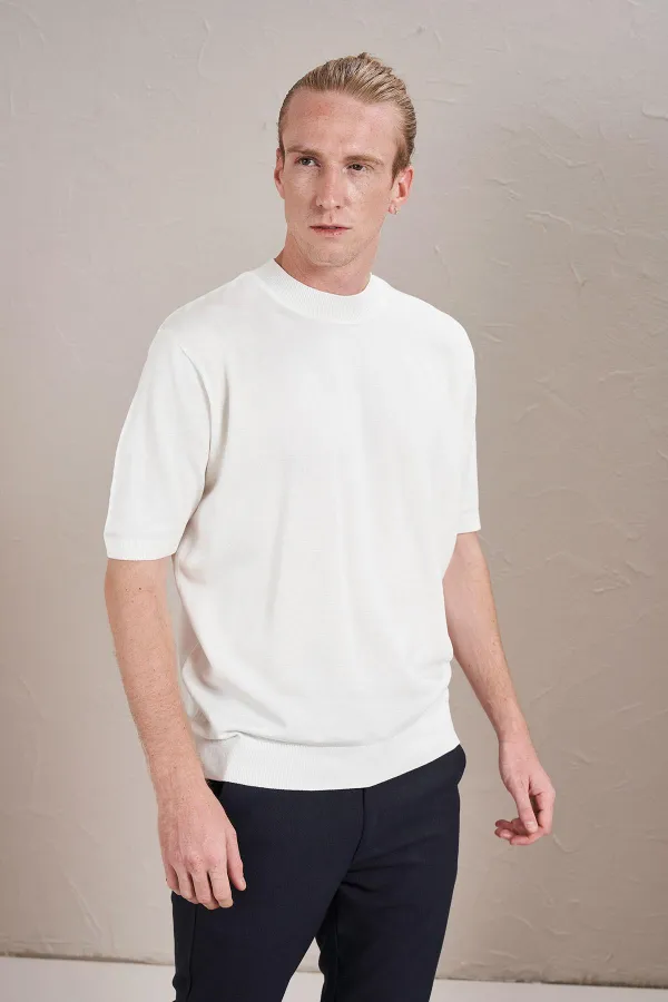 Erkek Ekru Dik Yaka Etek Ucu Ve Kolları Ribanalı Triko Tişört