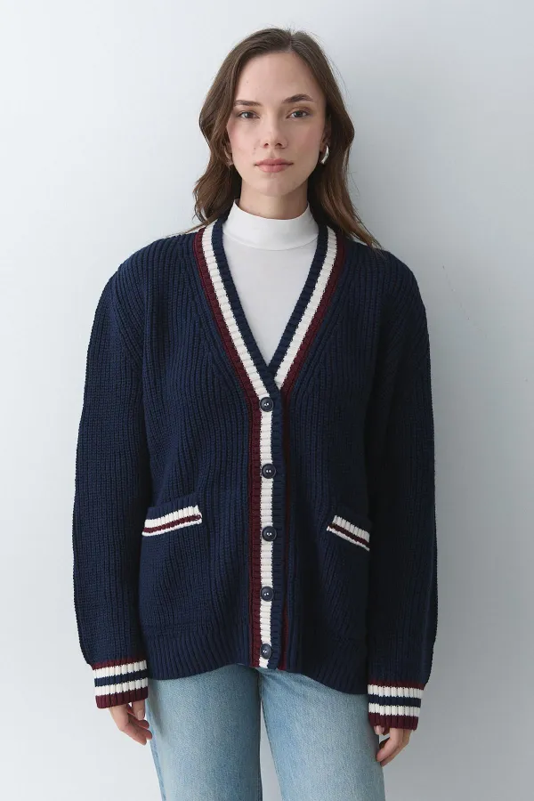 Gilet cardigan bleu marine et bordeaux pour femme, avec poches, col et manches de couleur.