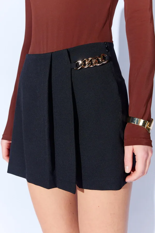 Jupe courte plissée noire pour femme 2043 avec détail accessoire doré sur le côté