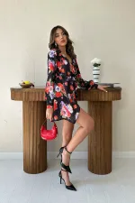 Robe en satin ceinturée