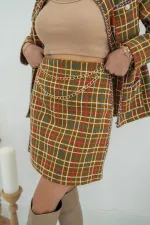 Ensemble veste ouverte sur le devant et jupe à chaîne