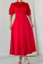 Robe en satin avec fermeture à boutons