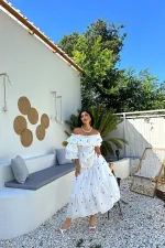 Omuzları Lastikli Brode Elbise