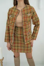 Ensemble veste ouverte sur le devant et jupe à chaîne