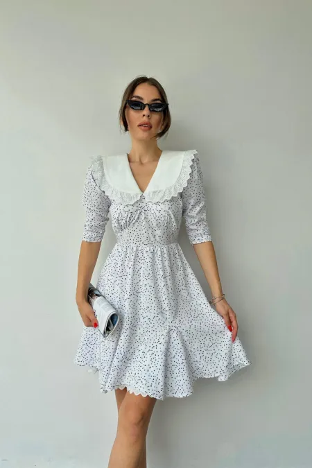 Robe à pois et col tablier