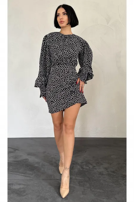 Robe plissée à pois sur le devant