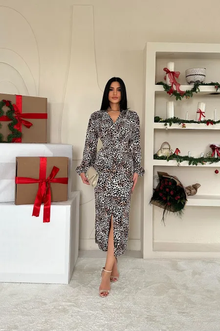 Robe à col en V avec fente sur le devant