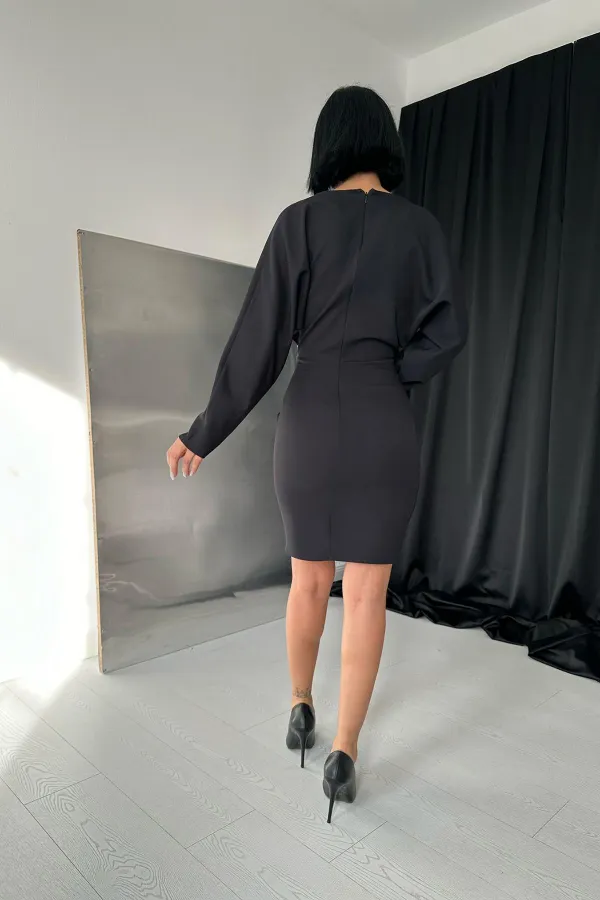 Robe détaillée avec chaîne