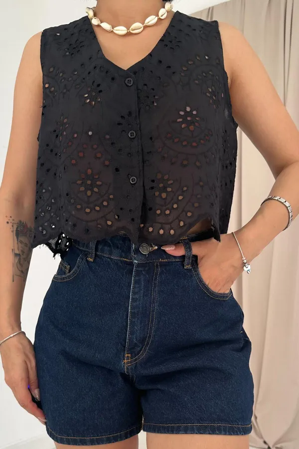 Zero Sleeve Embroidered Blouse