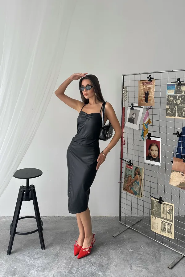 Robe courte plissée en cuir