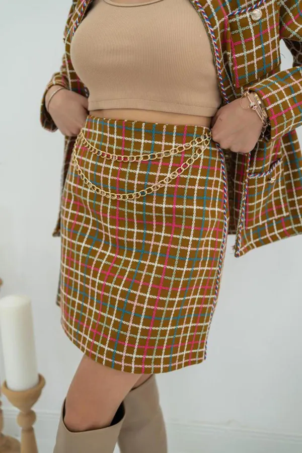 Ensemble veste ouverte sur le devant et jupe à chaîne