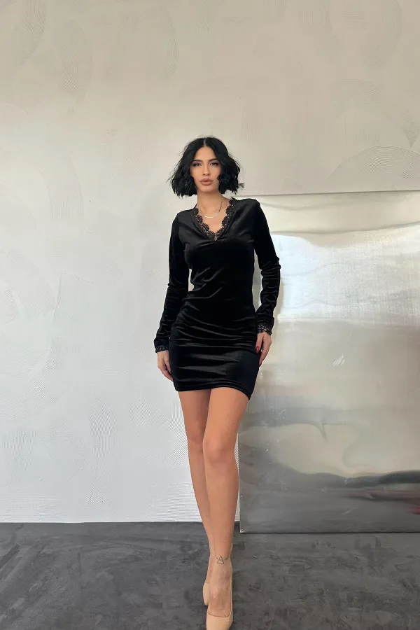 Yaka ve Kol Dantelli Mini Elbise