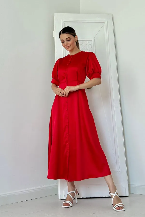 Robe en satin avec fermeture à boutons
