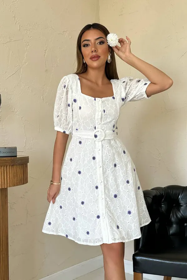 Robe à col carré avec ceinture